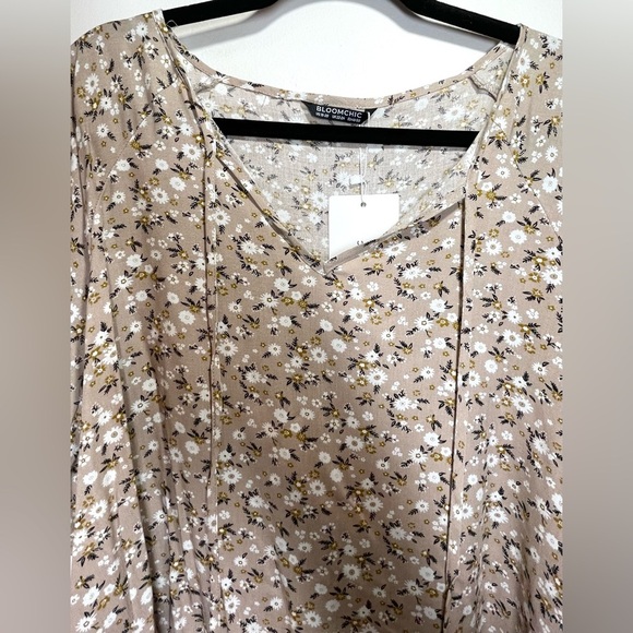 NWT BloomChic Women's Plus Size Short Sleeve
Nude Floral Top Size 18/20 - Picture 4 of 7